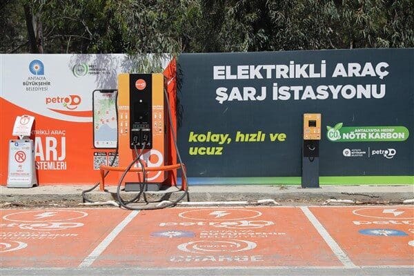 Antalya'da ANÇET tarafından kurulan şarj istasyonları kent genelinde hizmete açıldı.