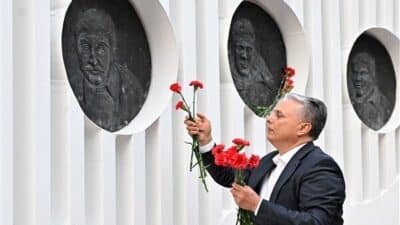Başkan Uysal, 6 Mayıs'ta parktaki anma töreninde gençlerin rölyeflerine kırmızı