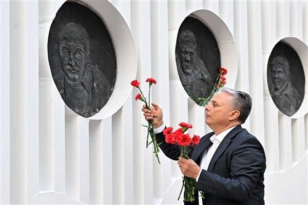 Başkan Uysal, 6 Mayıs'ta parktaki anma töreninde gençlerin rölyeflerine kırmızı