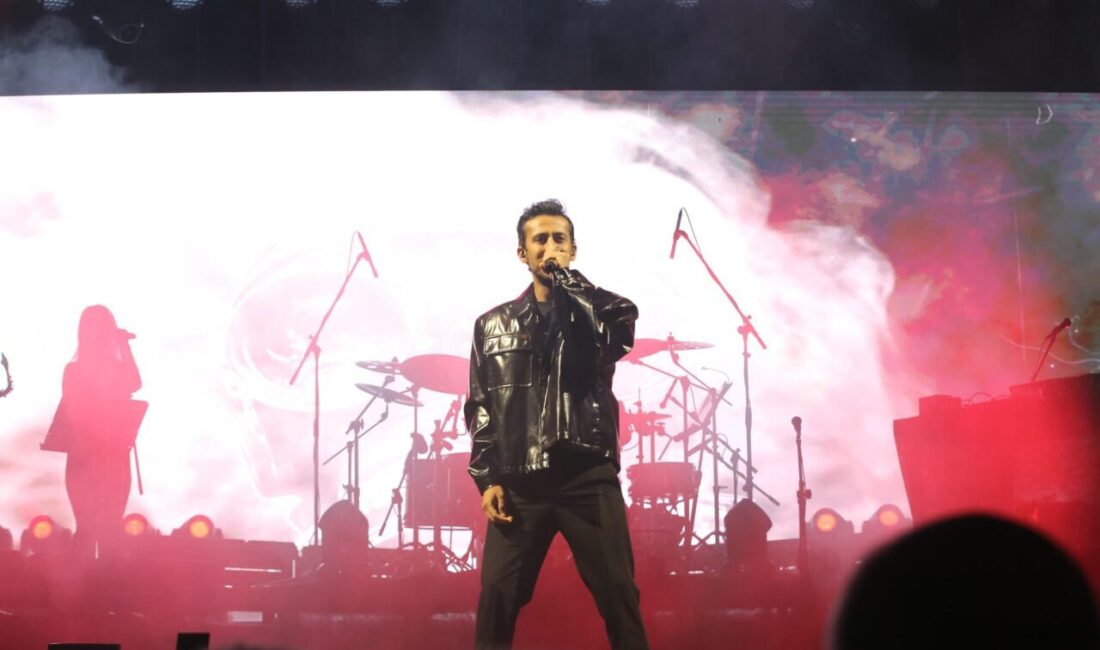 Kepez Belediyesi tarafından organize edilen kutlamalar çerçevesinde sahne alan ünlü