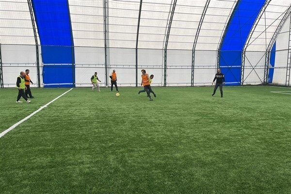 Farklı engel gruplarından bireylerle bir araya gelen öğrenciler, futbol ve