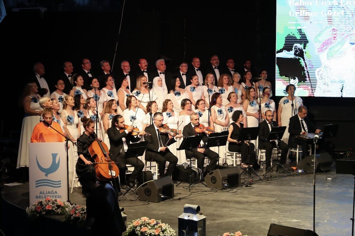Şef Barış Doğan yönetimindeki koro, konserin ilk bölümünde Zekai Tunca’nın