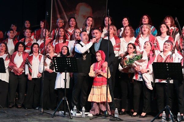 Koro şefi Ali Hikmet Gökçen yönetimindeki dev koro, Karadeniz'in hüzünlü