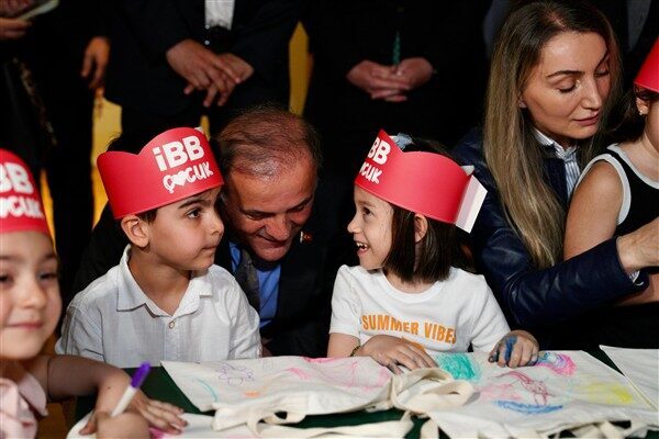 İstanbul Büyükşehir Belediye Başkanı Ekrem İmamoğlu'nun Sevgi Sergisi'nde çocuklar, duygularını