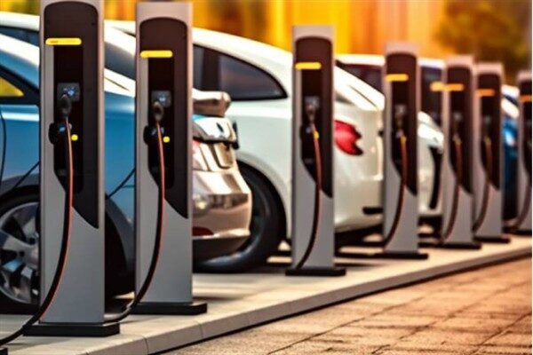 Avrupa Birliği'nde elektrikli otomobil satışı artarken benzinli araçların satışları azaldı.