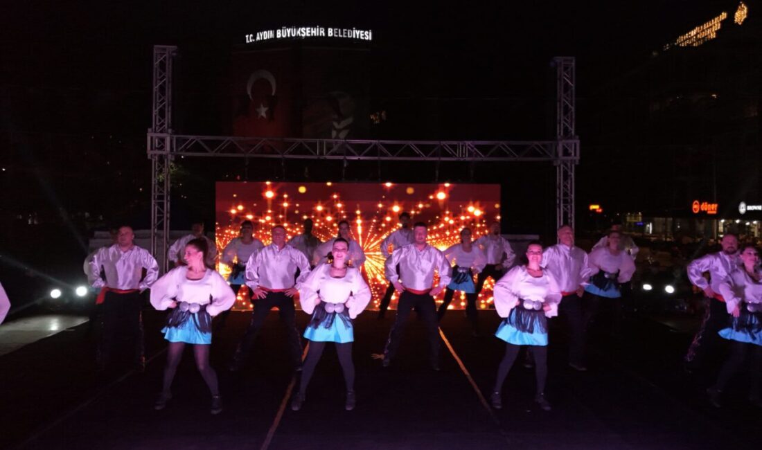 Aydın Büyükşehir Belediyesi Konservatuarı’nda eğitim gören Halk Dansları Topluluğu ve Bir Düm Bir