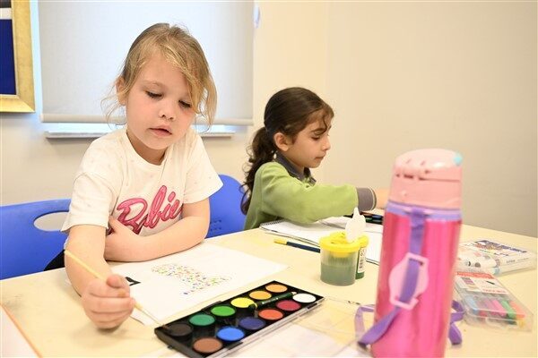 Aydınlı çocuklar sanat etkinlikleri sayesinde farklı branşlarda ücretsiz etkinliklere katılarak