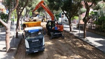 Efeler'de bulunan Pınarbaşı Caddesi'nde yol yapım çalışmaları başladı. Sıcak asfalt