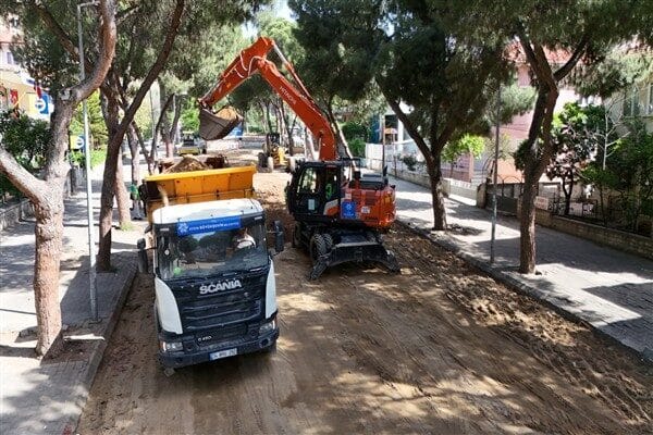 Efeler'de bulunan Pınarbaşı Caddesi'nde yol yapım çalışmaları başladı. Sıcak asfalt