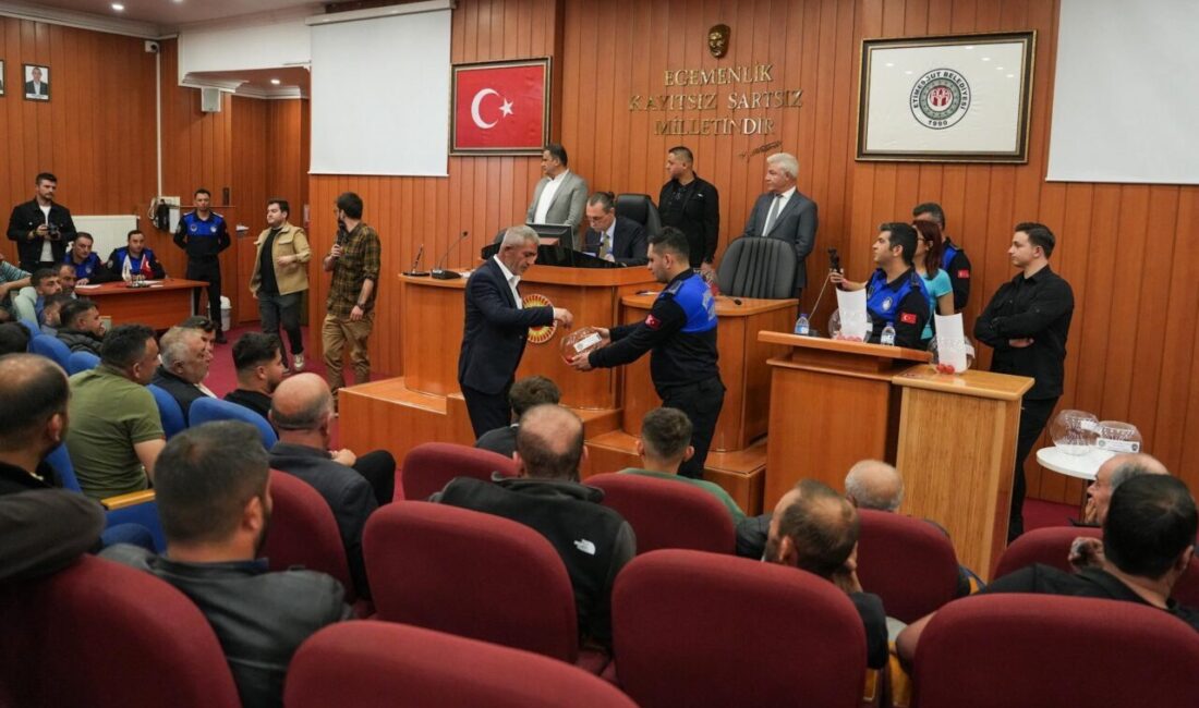Kura öncesinde kısa bir konuşma yapan Etimesgut Belediye Başkanı Erdal
