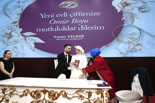 Bağcılar Belediyesi'nde 05.05.2025 günü 18 çift evlendi. Kadir Topbaş Halk