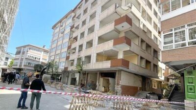 Bahçelievler'de tahliye edilen ve yıkım sürecinde olan bir binanın balkonunda