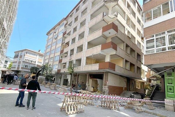 Bahçelievler'de tahliye edilen ve yıkım sürecinde olan bir binanın balkonunda