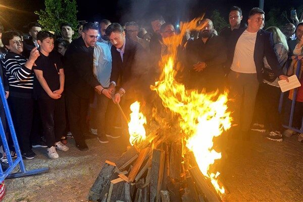 Bahçelievler Belediye Başkanı Hakan Bahadır, Hıdırellez etkinliğine katıldı. Ateşin üstünden