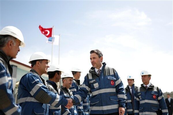 Enerji ve Tabii Kaynaklar Bakanı Bayraktar, Ankara'da bulunan bir işletmeyi