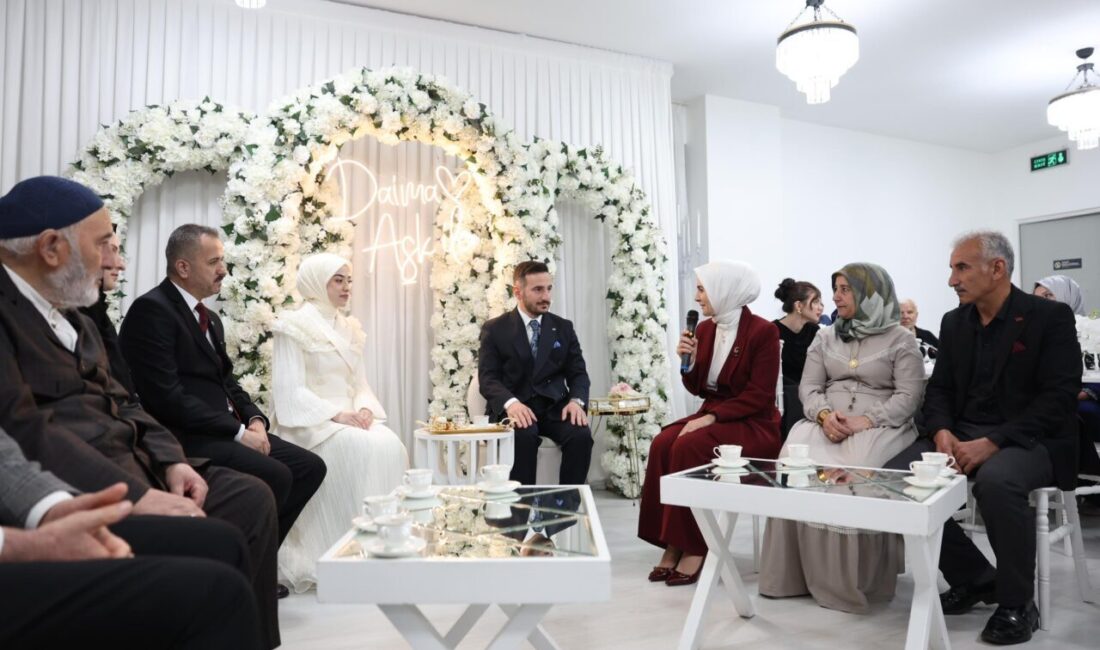 Aile ve Sosyal Hizmetler Bakanı Mahinur Özdemir Göktaş, genç çiftin