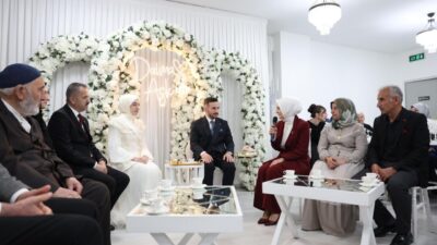 Aile ve Sosyal Hizmetler Bakanı Mahinur Özdemir Göktaş, genç çiftin