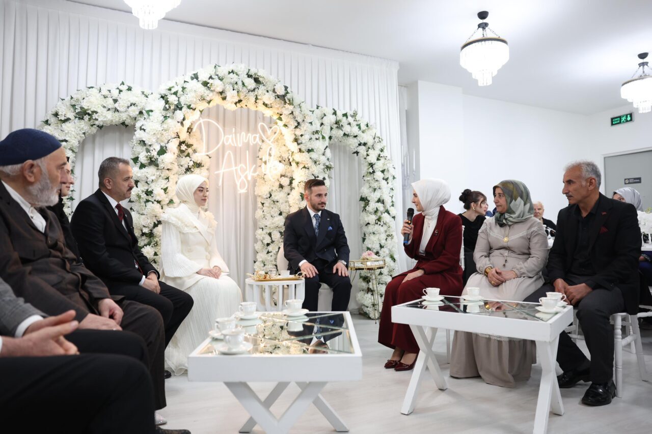 Aile ve Sosyal Hizmetler Bakanı Mahinur Özdemir Göktaş, genç çiftin
