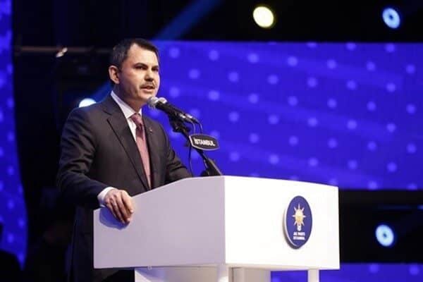 Bakan Kurum, deprem bölgesindeki çalışmalarıyla öne çıkıyor. Malatya ve İstanbul