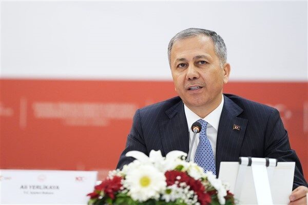 İçişleri Bakanı Ali Yerlikaya, Beşiktaş'ta emniyet şeridi ihlali yapan aracı