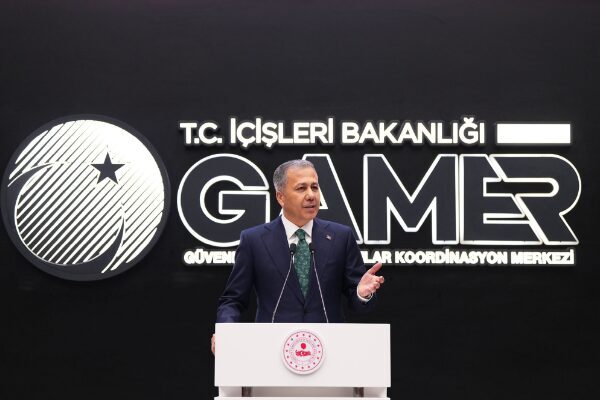İçişleri Bakanı Ali Yerlikaya, Mersin'de gerçekleştirilen 'Narkokapan-Mersin' operasyonunda 112 sokak