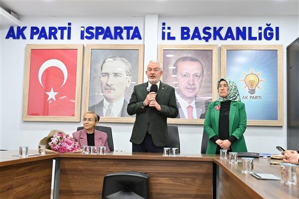 Belediye Başkanı Şükrü Başdeğirmen, eşi Şadiye Başdeğirmen ile birlikte AK