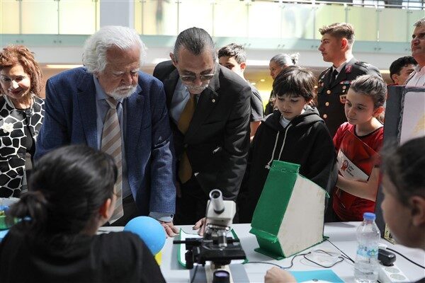 Zafer Koleji öğrencilerinin bilimsel projelerini sergilediği etkinlikte Etimesgut Belediye Başkanı