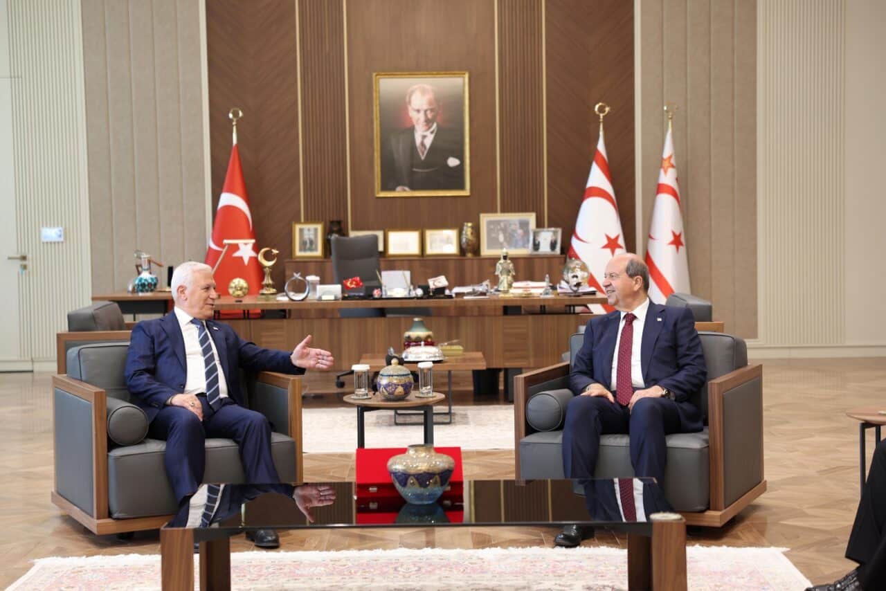 Bursa Belediye Başkanı Bozbey, Kıbrıs'ta Cumhurbaşkanı Tatar ile görüşerek ilişkileri
