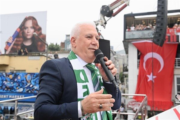 CHP Genel Başkanı Özgür Özel’in katılımıyla gerçekleşen miting, Kent Meydanı’nda