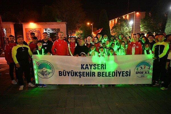 Tuna Kavşağı’ndan başlayarak Cumhuriyet Meydanı’na kadar, gençler başta olmak üzere