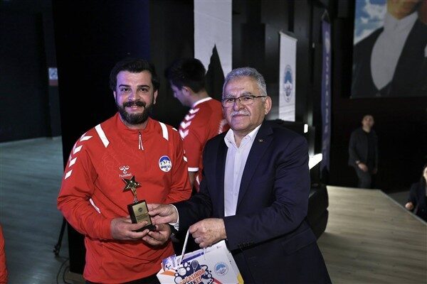 Kayseri Büyükşehir tarafından düzenlenen Yıldızları Ödül Töreni'nde genç sporcular onurlandırıldı.