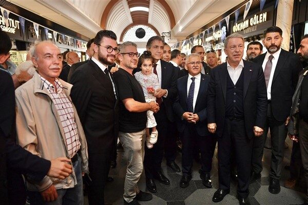 Gerçekleşen samimi ziyarette vatandaşlarla da buluşan Büyükşehir Belediye Başkanı Memduh