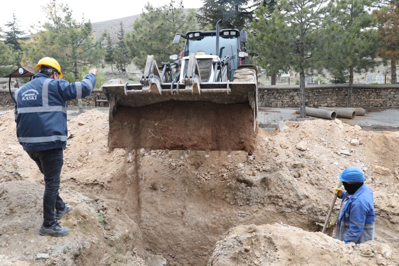 Kayseri Belediyesi altyapıyı modernize etmek için Yahyalı Çiğilli Mahallesi'nde kanalizasyon