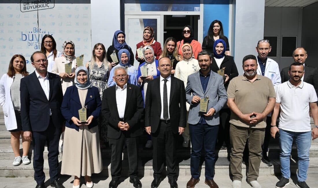 Kayseri Büyükşehir Belediye Başkanı Dr. Memduh Büyükkılıç uzman danışmanlarla bir