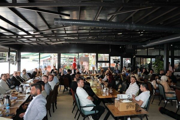 Toplantıya Belediye Meclis Üyeleri, birim müdürleri ve yerel basın temsilcileri