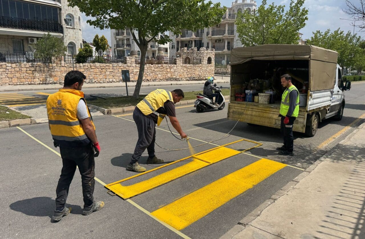 Aydın Büyükşehir Belediyesi ekipleri Didim ilçesinde peyzaj çalışmalarına devam ediyor.