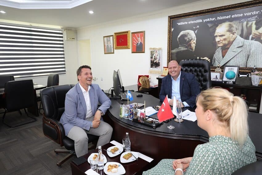 Menderes Belediye Başkanı İlkay Çiçek, Troisdorf Belediye Başkanı Alexander Biber'e