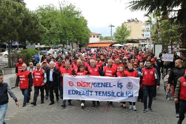 Edremit Belediye Başkanı Mehmet Ertaş, 1 Mayıs kutlamalarında işçilerle birlikte
