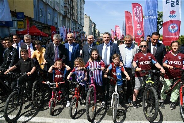 Trabzon'da bisiklet yarışı düzenlendi. Protokol üyeleri ve vatandaşlar yoğun ilgi