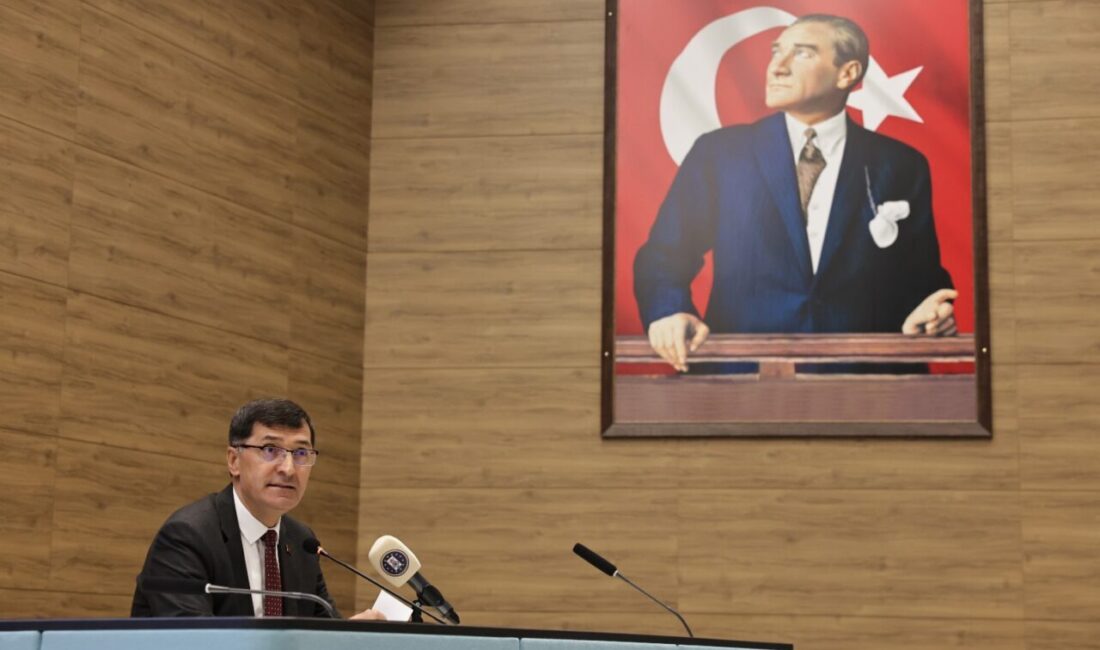 Kütahya Belediye Başkanı Eyüp Kahveci, konferans salonunda vatandaşlarla bir araya