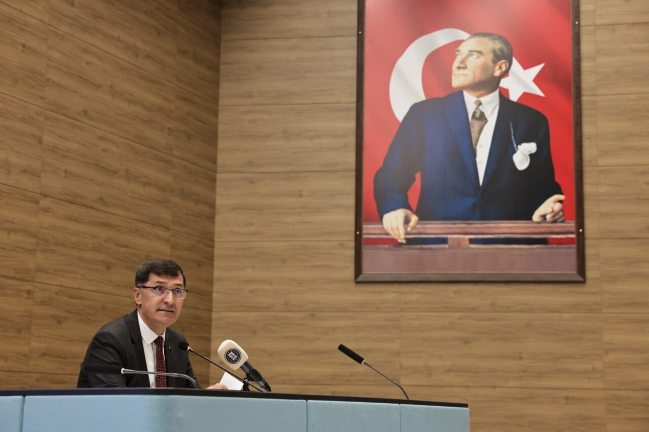 Kütahya Belediye Başkanı Eyüp Kahveci, konferans salonunda vatandaşlarla bir araya