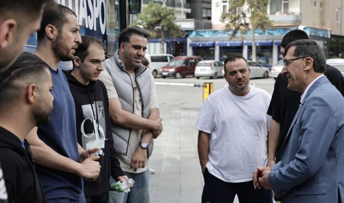 Kütahya Belediye Başkanı Eyüp Kahveci, turnuva öncesi takımla bir araya