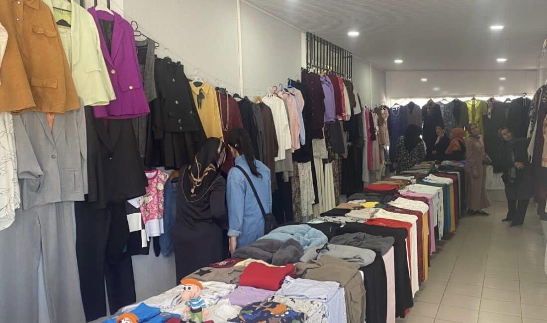 Ziyarette merkezde sergilenen el emeği ürünleri inceleyen Başkan Kahveci, kadınların