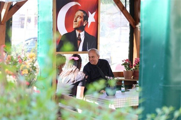 Kepez Belediye Başkanı Mesut Kocagöz, mahalle mahalle gezerek hem muhtarlarla