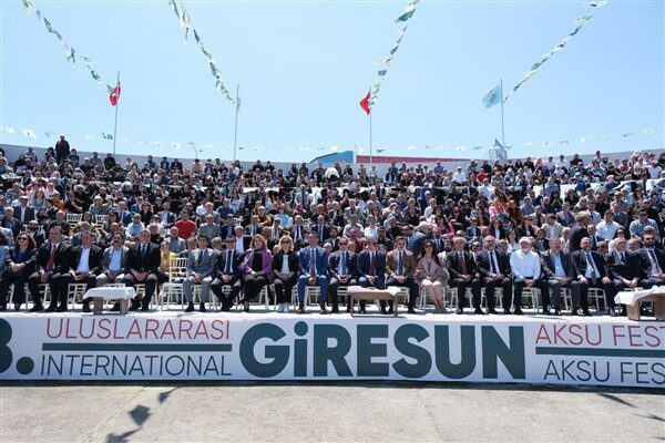 Yöreye özgü birtakım geleneklerin yaşatılması amacıyla düzenlenen festivalde Atatürk Anıtı’na