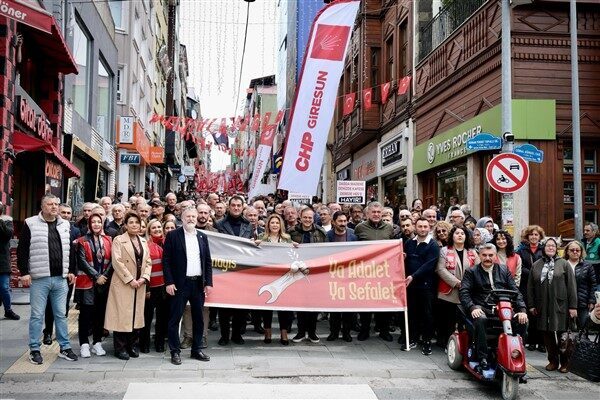 Giresun'da yapılan 1 Mayıs yürüyüşünde kalabalık, Osman Ağa Meydanı'nda toplandı.