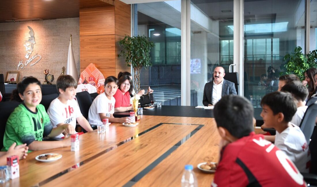 Konyaaltı Belediye Başkanı Cem Kotan, Egemenlik Kupası çocuk futbol turnuvası
