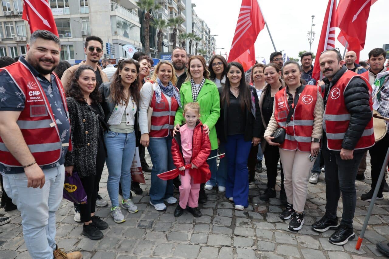 Konak Belediye Başkanı Nilüfer Çınarlı Mutlu, 1 Mayıs'ta Gündoğdu Meydanı'nda