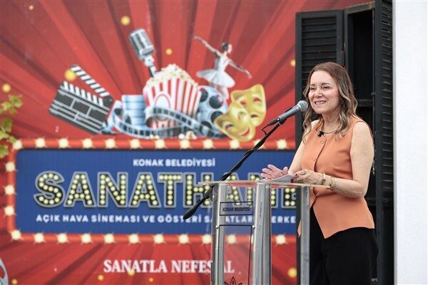 Konak Belediyesi’nin ev sahipliğinde düzenlenen “Cumhuriyet’ten Bugüne Gençliğin Dönüşümü” başlıklı
