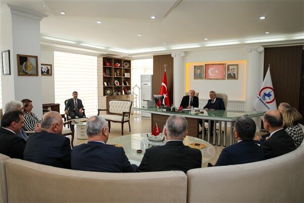Düzce Belediye Başkanı Özlü, İSO Başkanı Erdal Bahçıvan ile buluştuğu